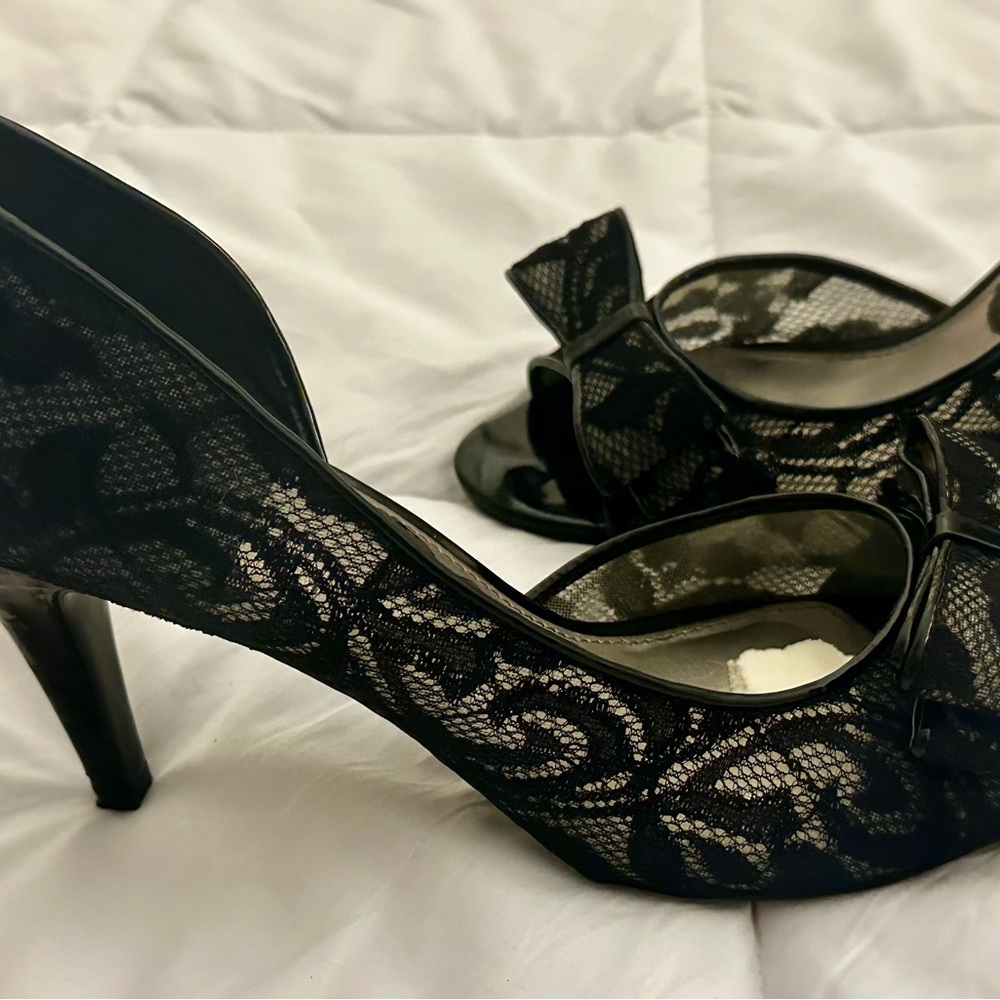 Impo TIA Black Lace Peep Toe Heels 3 3/4” Size 8 M Bow Accent Career Wear